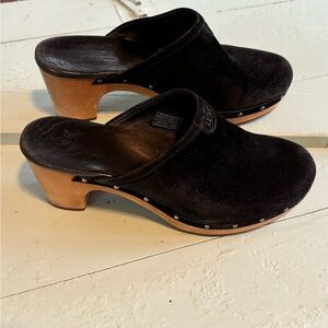 Chic Black Suede Clogs with Wooden Heel